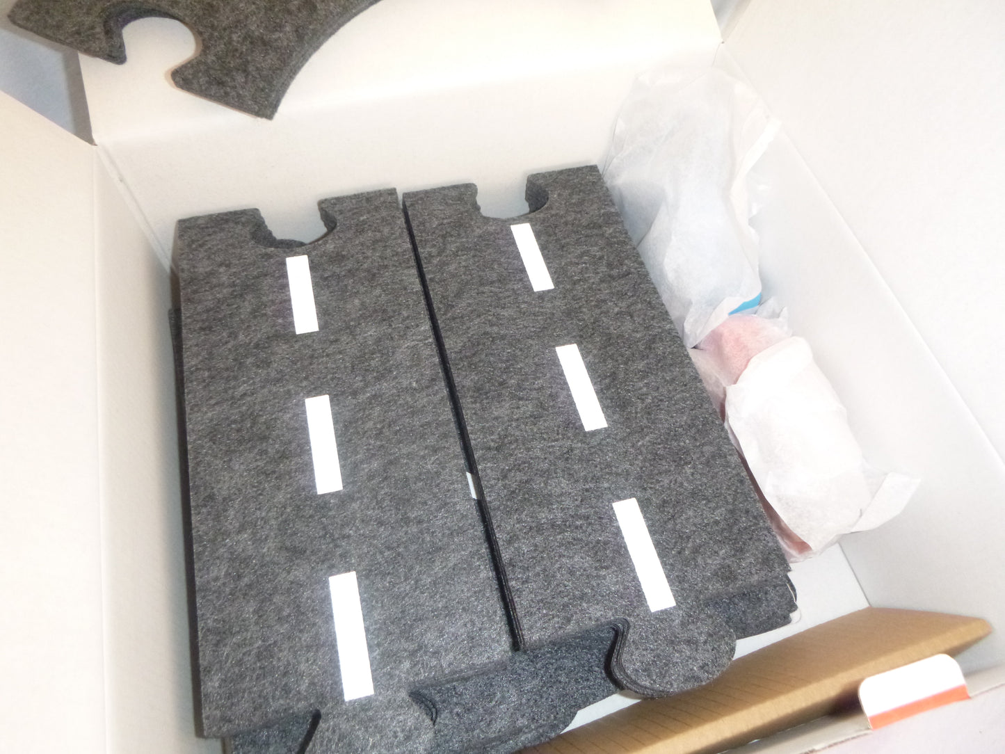 Spielstrasse aus Filz, mit 2 Holzautos