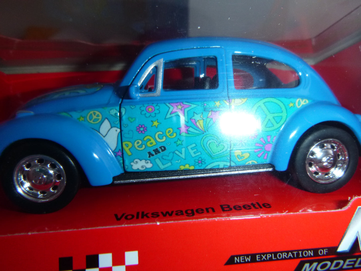 Spielzeug Autos VW-Käfer 1: 28 in hippen Blümchen-Look