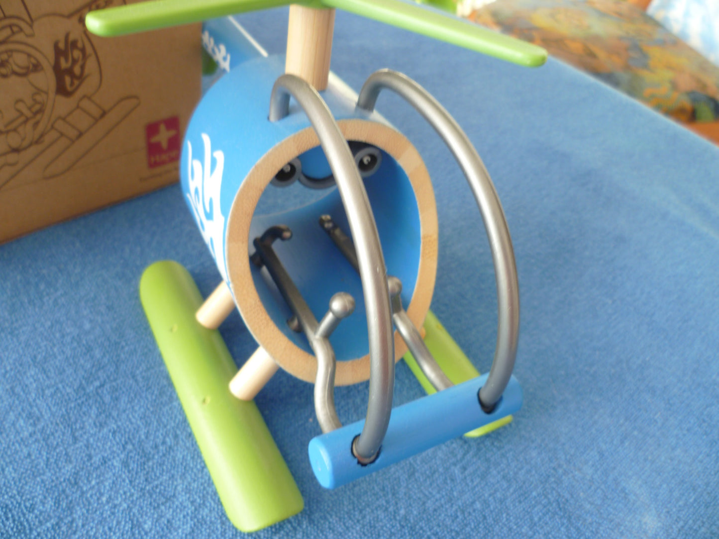 Hubschrauber aus Bambus mit drehbaren Rotoren