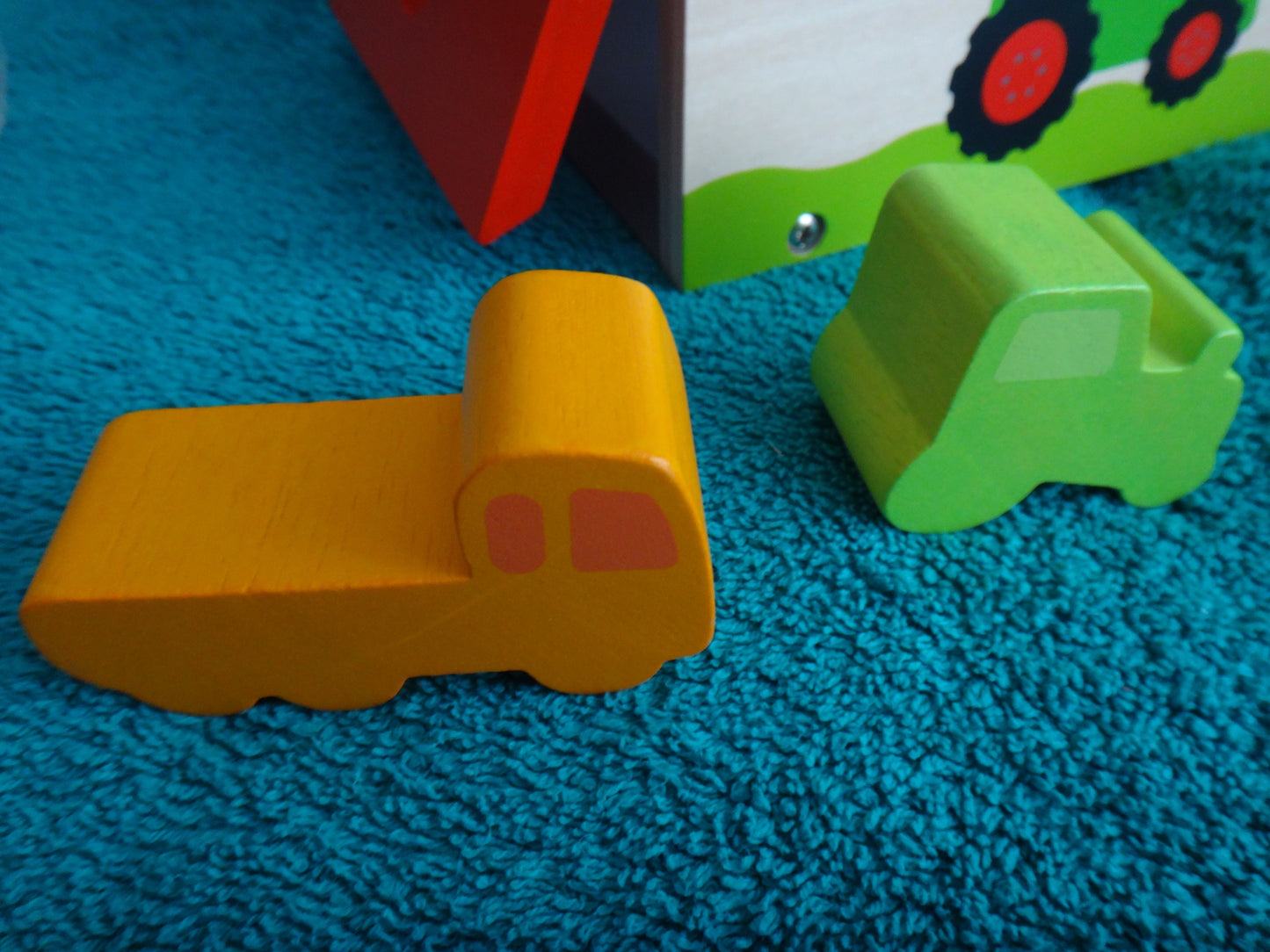 Formen-Sortierbox aus Holz, Garage mit Autos