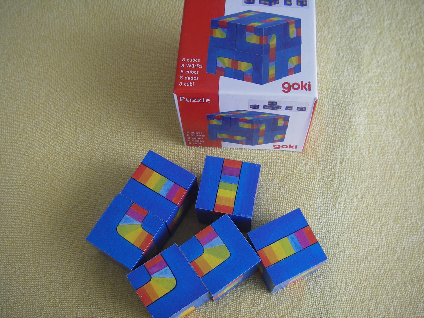 Würfelpuzzle Labyrinth bunte Streifen auf blauen Grund