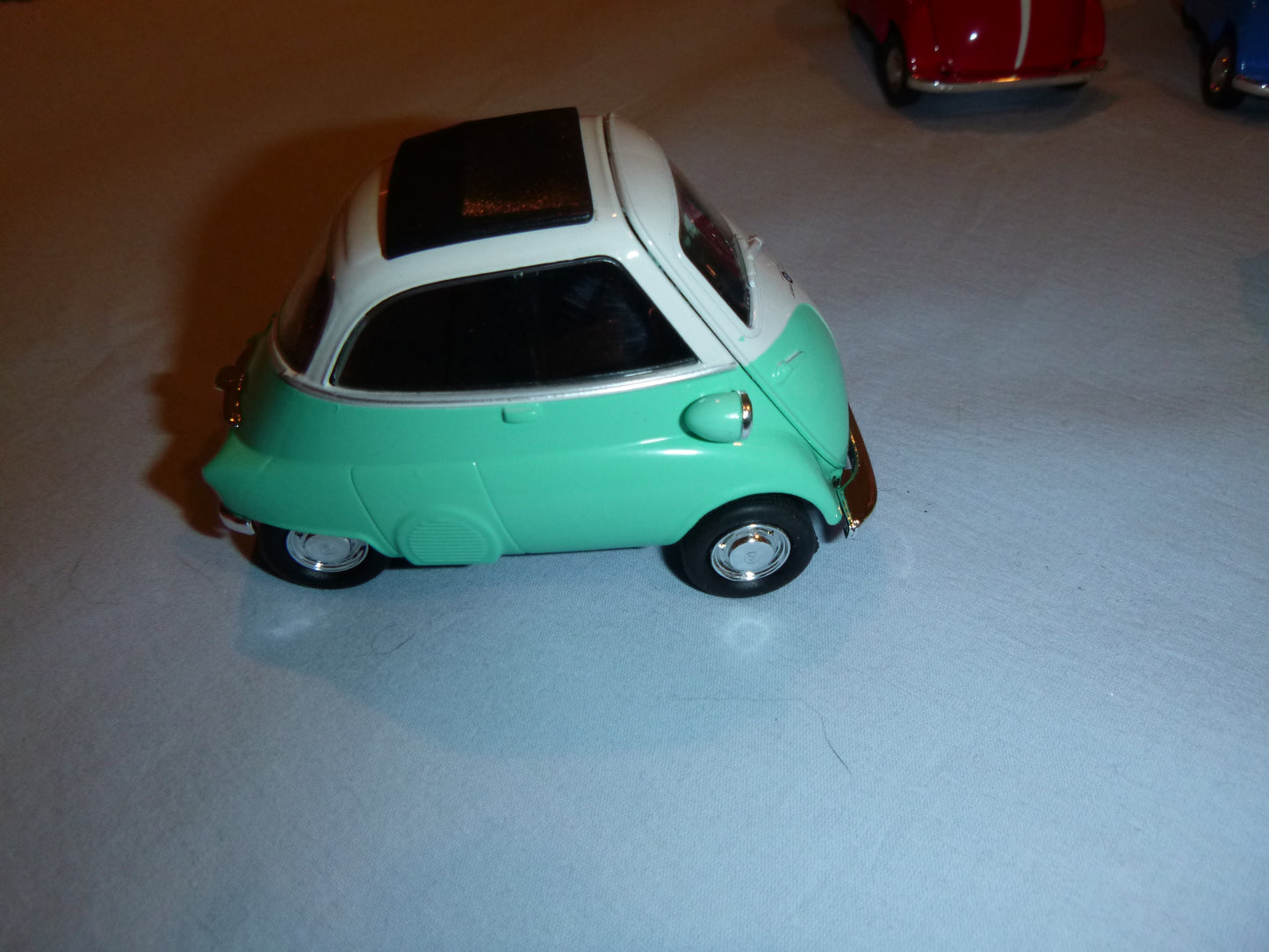 Spielzeug Autos BMW- Isetta 1: 24 4 verschiedenen Farben