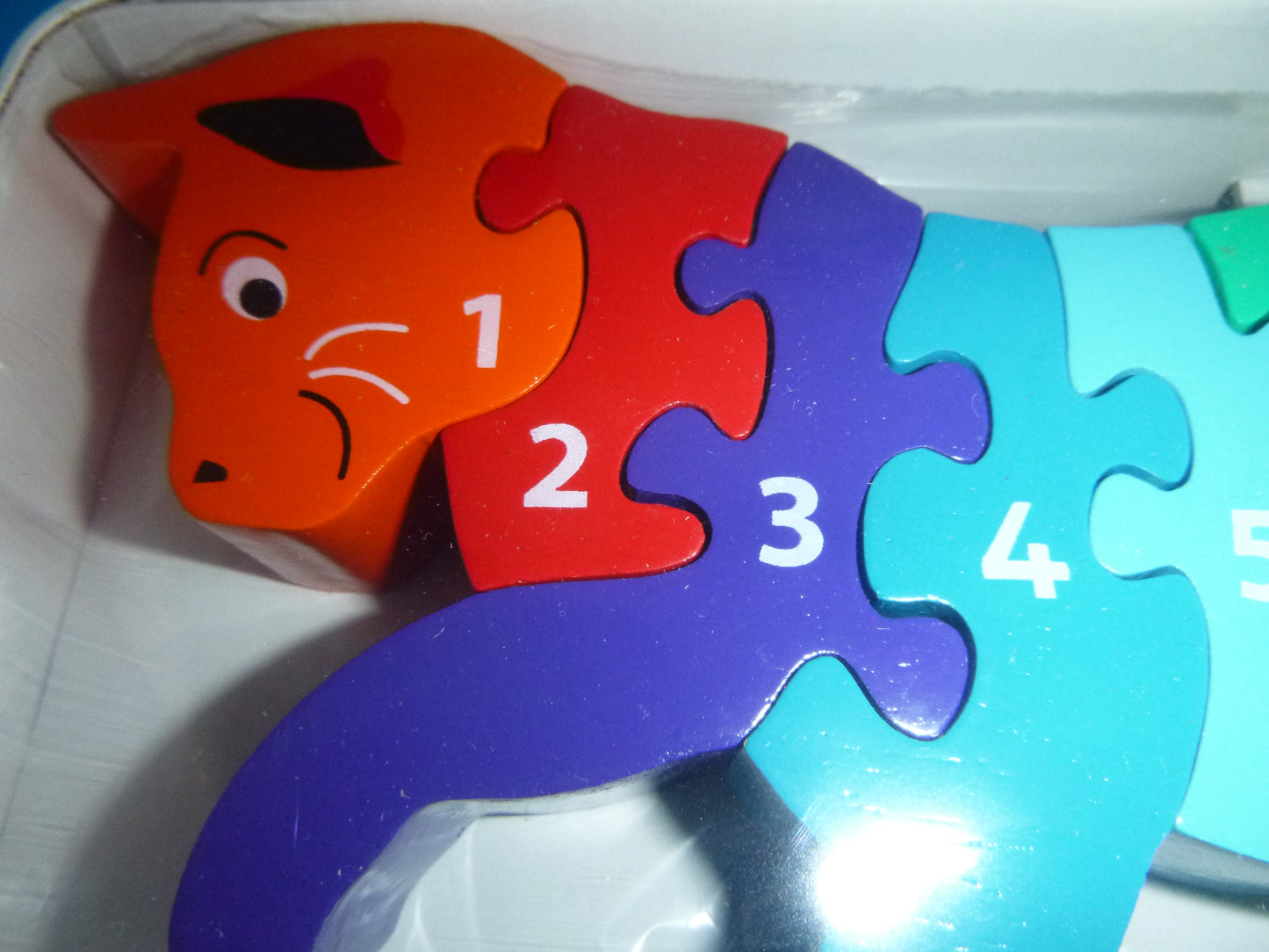Katze oder bunter Dino als Holz-Puzzle im Regenbogen-Look