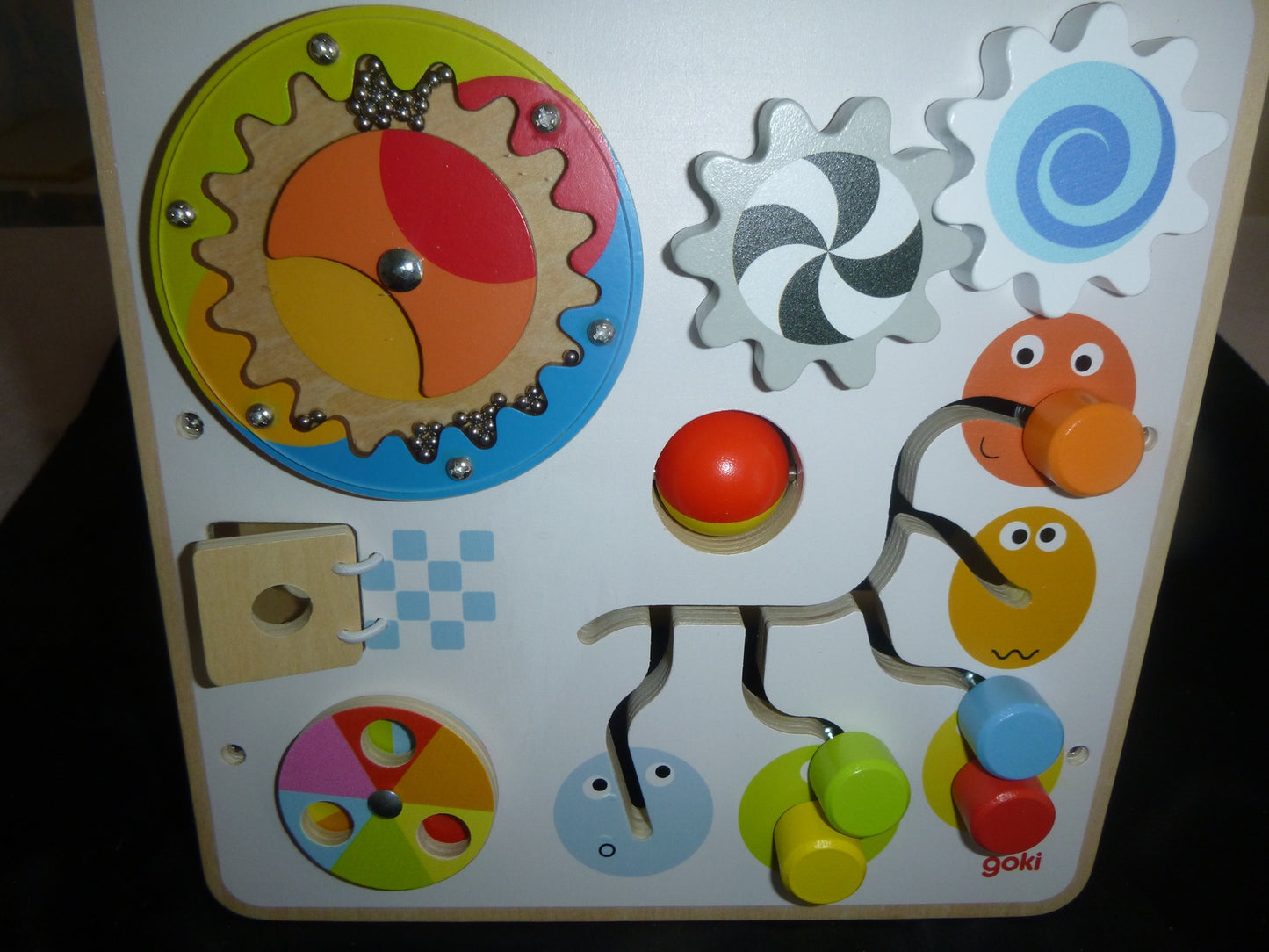 Aktivity- und Motorikboard aus Holz