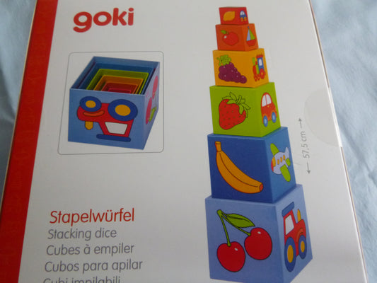 Stapelwürfel  / Stapelturm aus bunten Kartonwürfeln