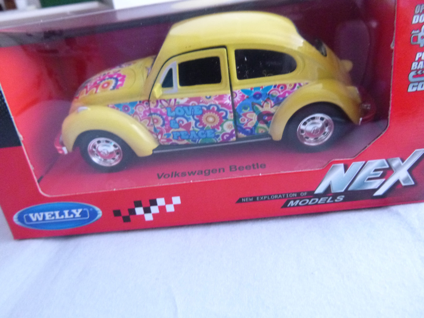 Spielzeug Autos VW-Käfer  1: 28 in hippen Blümchen-Look