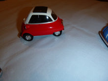 Lade das Bild in den Galerie-Viewer, Spielzeug Autos BMW- Isetta 1: 24 4 verschiedenen Farben
