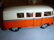 Lade das Bild in den Galerie-Viewer, Spielzeug Autos VW- Bully 1:32 in 4 verschiedenen Farben
