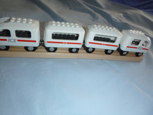Lade das Bild in den Galerie-Viewer, Noppi Zug ICE (weiß, 4 Wagen) ICE für die Holz-Eisenbahn
