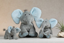 Lade das Bild in den Galerie-Viewer, Elefant Baby-Sugar mit Ohren und Pfoten in blau oder rosa
