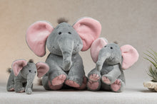 Lade das Bild in den Galerie-Viewer, Elefant Baby-Sugar mit Ohren und Pfoten in blau oder rosa
