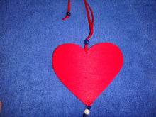 Lade das Bild in den Galerie-Viewer, Windspiel rotes Herz  11 x 7 cm
